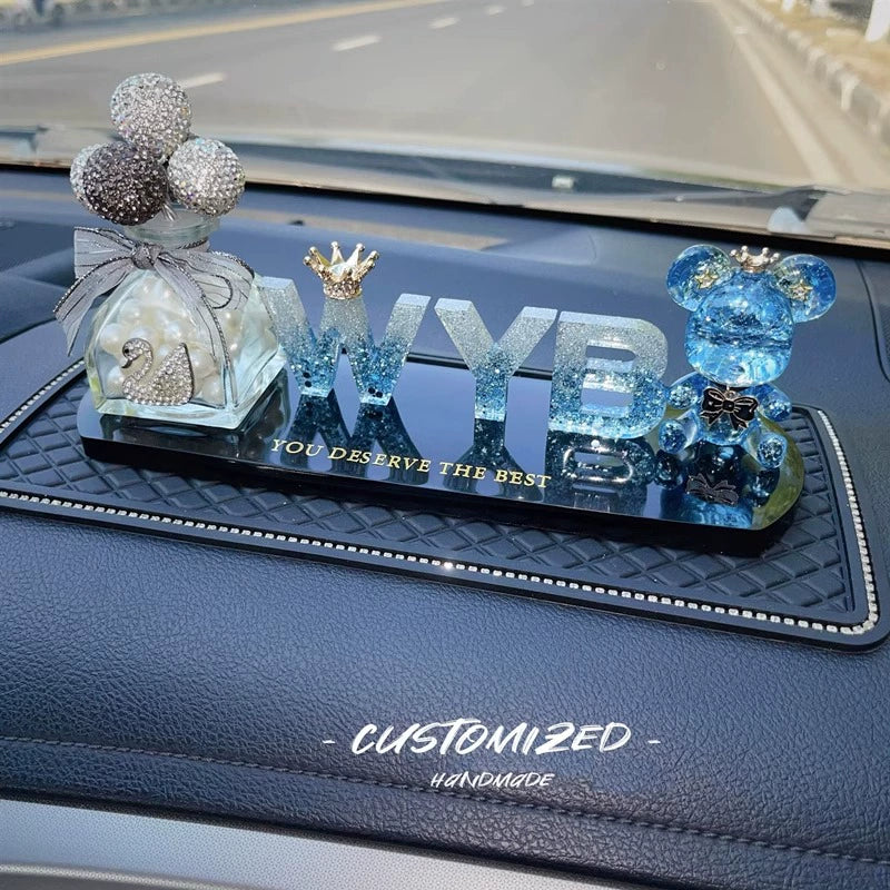 車の装飾品 文字カスタム可能 車のダッシュボード装飾ラインストーン 樹脂 光沢 カップルの装飾 プレゼント ダッシュボードアクセサリー