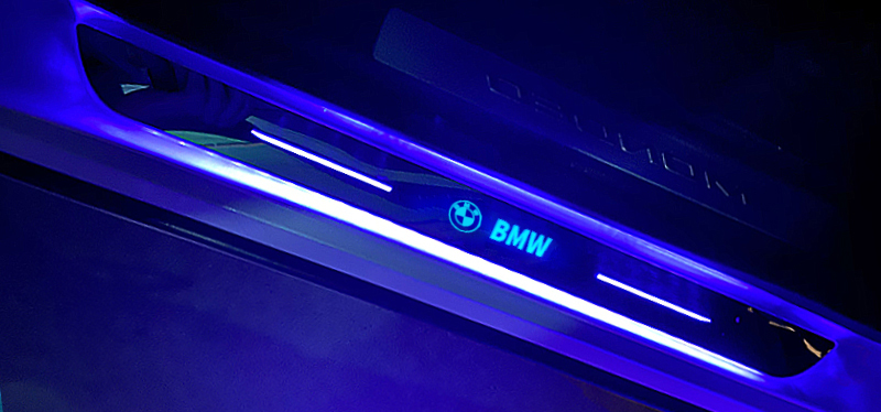 LED サイドステップガード 七色調節可能 スカッフプレート 自動変色 配線不要  自動変色