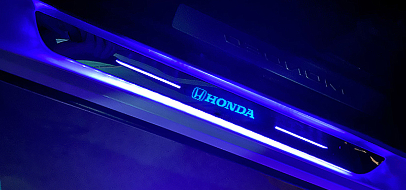 LED サイドステップガード 七色調節可能 スカッフプレート 自動変色 配線不要  自動変色